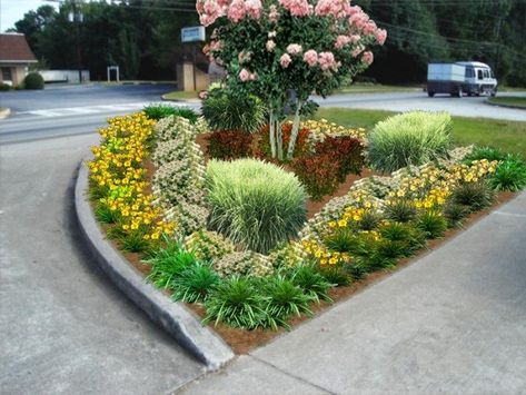 Nice edging Landscaping Entrance, Driveway Entrance Landscaping, Commercial Landscape Design, Driveway Entrance, Entrance Ideas, Sustainable Landscaping, Commercial Landscaping, Driveway Landscaping, Front Yard Design