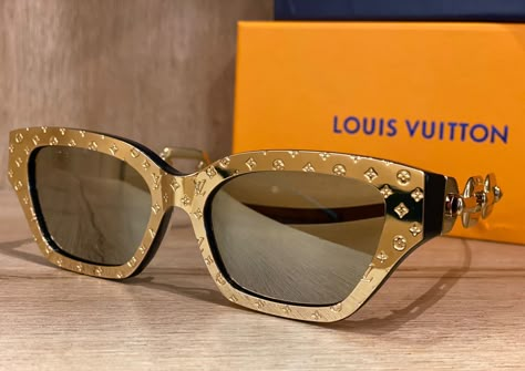 Lv Glasses, Lv Sunglasses, Sun Woman, Mafia Wife, Dubai Safari, Elegant Sunglasses, Glasses Sun, Aadi Shakti, Glasses Sunglasses