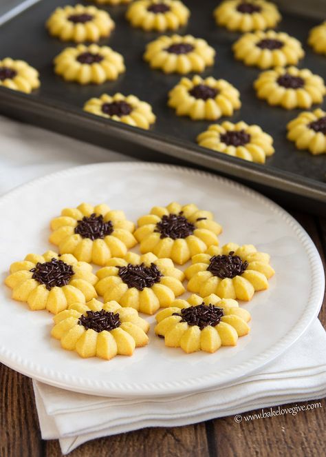 Lemon Sunflower Spritz Cookies بيتي فور, Sunflower Cookies, Spritz Cookies, Yellow Foods, Cookie Press, Snacks Für Party, Wedding Cookies, Tea Cakes, Lemon Curd