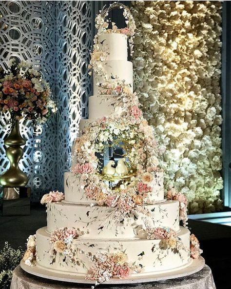 Hotel Jogja, Huge Wedding Cakes, Castle Wedding Cake, Wedding Cake With Flowers, Marriot Hotel, Extravagant Wedding Cakes, Cake Structure, Cake With Flowers, Big Wedding Cakes