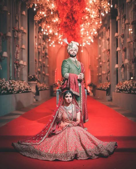 शादी की तस्वीर��ें, Bride Groom Photoshoot, Pose Pengantin, Indian Wedding Attire, Indian Bride Photography, Bride Groom Poses, Pose Prewedding, Indian Bride Poses, Indian Bride Photography Poses