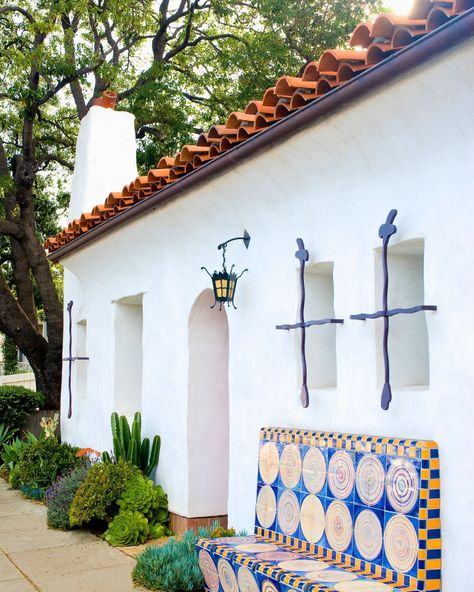 Spanish Yard, Southwestern Tile, Spanish Exterior, Spanish Courtyard, Mission Style Homes, Santa Barbara Mission, Spanish Colonial Homes, Spanish Homes, Santa Barbara Style