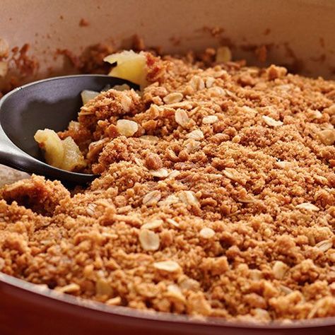 Mom's Apple Crisp Gluten Free Apple Crisp Recipe, Stoneware Recipes, Pampered Chef Desserts, Deep Covered Baker Recipes, Pampered Chef Deep Covered Baker, Covered Baker Recipes, Chef Desserts, Vegan Apple Crisp, Deep Covered Baker