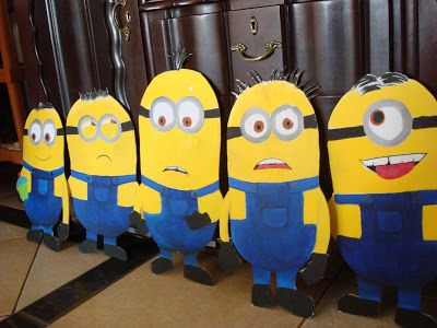 Minion decor Minion Party Decorations, Minions Birthday Theme, Minion Classroom, Minion Decorations, Science Party Decorations, Saw The Movie, Trunker Treat Ideas, Homecoming Floats, Diy Minions