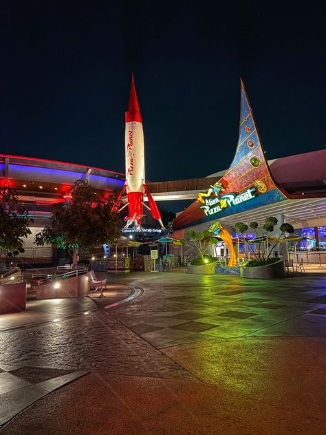 Pizza Planet restaurant at night located in Tomorrowland at Disneyland in Anaheim, California Disney Tomorrowland Aesthetic, Pizza Planet Wallpaper, Tomorrowland Disneyland, Tomorrowland Disney, Disney Core, Disneyland Tomorrowland, Fall Disney, Disney Pixar Characters, 3d Pixel