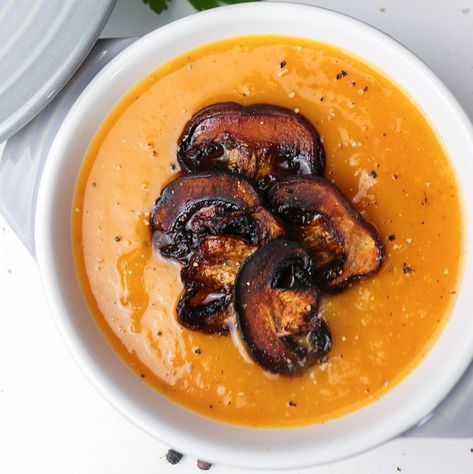 This roasted pumpkin soup with mushroom "bacon" bits Thermomix Pumpkin Soup, Pumpkin Chilli, Roasted Pumpkin Soup Recipe, Soup Recipe Healthy, Roasted Pumpkin Soup, Pumpkin Mushroom, Mushroom Bacon, Roast Pumpkin Soup, Fitness Meals