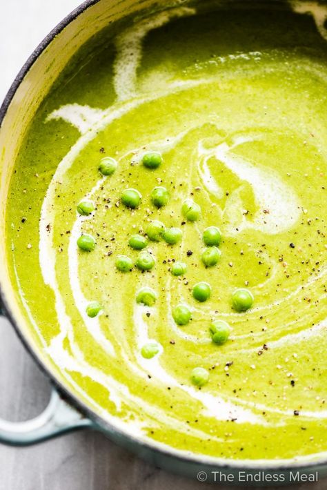 Pea And Mint Soup, Summer Soup Recipes, Veggie Soup Recipes, Green Pea Soup, Pea Soup Recipe, Fresh Peas, Yummy Bites, Summer Soup, Asparagus Soup