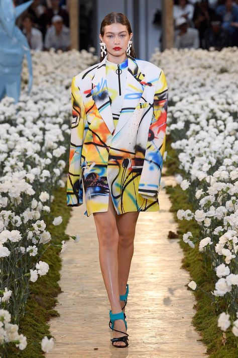 June 19: Gigi Hadid closing Off-White Men´s Spring Summer 2020 Fashion show in Paris, France Menswear 2020, Artsy Fashion, White Streetwear, White Runway, Paris Fashion Week Men, Men Fashion Show, Moda Paris, Mens Fashion Week, Galeries Lafayette