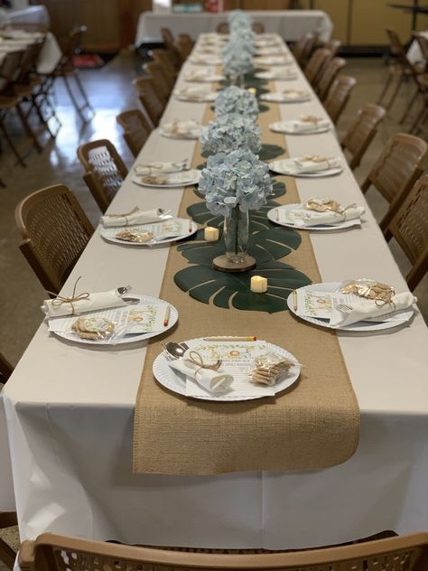 Safari Themed Table Setting, Safari Table Set Up, Safari Birthday Party Table Set Up, Safari Party Table Decor, Safari Theme Table Set Up, Jungle Theme Food Table, Safari Theme Baby Shower Table, Safari Baby Shower Table Setting, Bapteme Theme Jungle