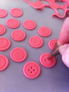 Random musings of a cluttered kitchen...: Cute as a Button: How to Make Fondant Buttons Sewing Cake, Cluttered Kitchen, Button Cake, Mini Torte, Fondant Tutorial, Fondant Decorations, Shower Cupcakes, Fondant Toppers, Fondant Figures