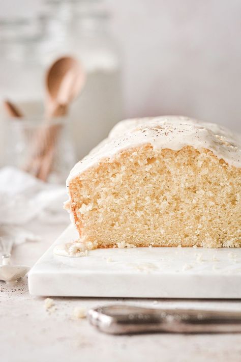 This quick and easy vanilla loaf cake with vanilla bean icing is soft, tender and buttery, and bakes up perfectly every time! High Altitude Cake Recipe, Heaven Dessert, Camper Meals, Vanilla Bean Icing, Vanilla Icing Recipe, Vanilla Loaf, Vanilla Loaf Cake, Swans Down Cake Flour, Cottage Cake