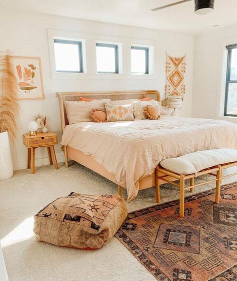 Simple Modern Boho Bedroom, Boho Rust Bedroom, Boho Minimal Bed, Clean Boho Bedroom Ideas, Boho Bedroom Carpet, Sunset Boho Bedroom, Simple Boho Room Ideas, Boho Astethic Bedroom Ideas, Minimal Boho Home Decor