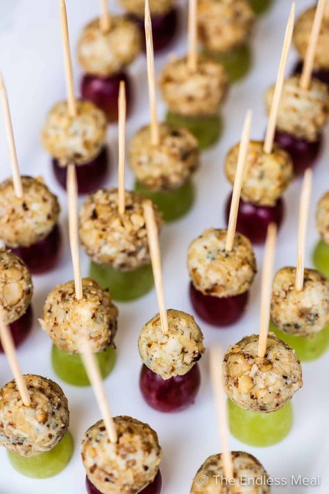 Blue Cheese Appetizers, Grape Appetizers, Finger Food Menu, Savoury Party Food, Fingerfood Ideas, Grapes And Cheese, Grape Nuts, Cheese Appetizer, Popular Appetizers