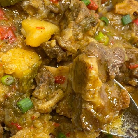 Curried Oxtail Recipes, Jamaican Curry Beef, Curry Oxtail Recipes, Oxtail Meals, Oxtail Curry Recipe, Curry Oxtails, Oxtail Recipes Jamaican, Oxtail Curry, Jamaica Recipes