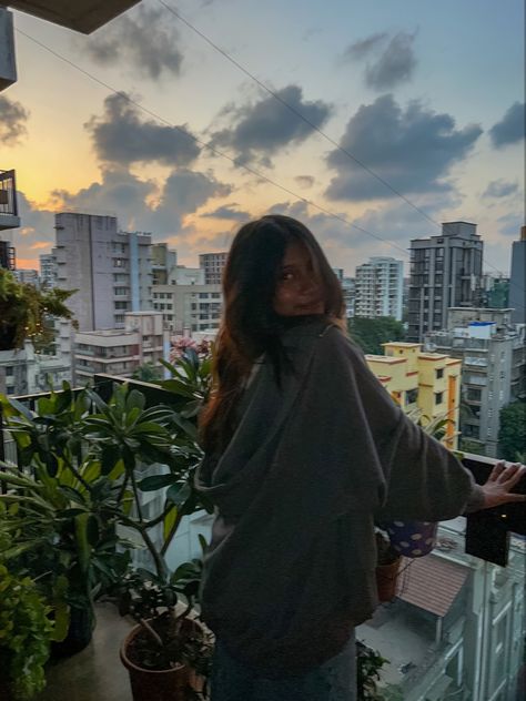 Photo Ideas Balcony, Pose In Balcony, Terrace Picture Poses, Balcony Pictures Instagram, Poses On Terrace, Balcony Poses Photo Ideas, Terrace Photoshoot Ideas, Balcony Photoshoot Ideas, Terrace Photoshoot