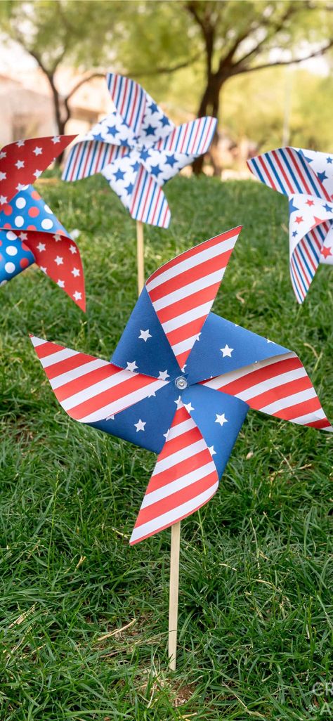 Easily decorate the outdoors with these printable patriotic pinwheels for your red, white, and blue celebrations. These printables are a fun afternoon craft to do with the kids. Display them throughout your yard for the Fourth of July or Memorial Day! Afternoon Crafts, Coffee Filter Flowers, Green Craft, Making A Bouquet, Festive Crafts, Patriotic Crafts, The Fourth Of July, Paper Ornaments, Patriotic Wreath