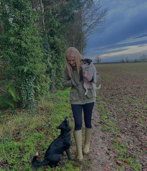 Pollie doggy on Instagram: "A girly Christmas 😌 #cockerspaniel #cocker #cockerspanielsofinstagram #cockerspanielpuppy #workingcockerspaniel #workingcocker #workingcockerspanielsofinstagram #spaniels #spanielsofinstagram #spanielsofig #bordercollie #bordercollies #bordercolliesofinstagram #collie #colliesofinstagram #jackrussell #jackrussellterrier #jackrussellsofinstagram #jrt #jrtofinstagram #christmas #lechameau #lechameau1927 #alanpaine #alanpainetweed #alanpaine1907 #girly #photooftheday # Agriculture Outfits Women, Agri Outfits Women, English Posh Aesthetic, Agriculture Outfits, Schoffel Woman Outfit, Kent Core, Wellies Aesthetic, Welly Outfits, Farming Outfits