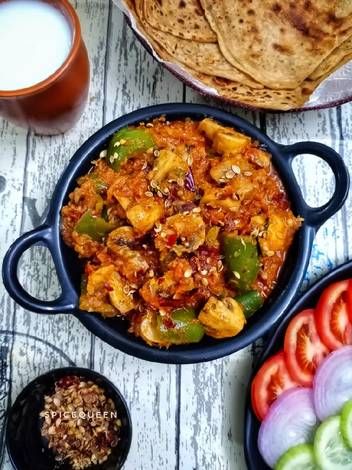 Kadai Mushroom Dry Mushroom Recipes, Kadai Mushroom, Dried Chillies, Mushroom Recipe, Mushroom Dish, Tomato Gravy, Dried Mushrooms, Dried Mangoes, Delicious Vegetables