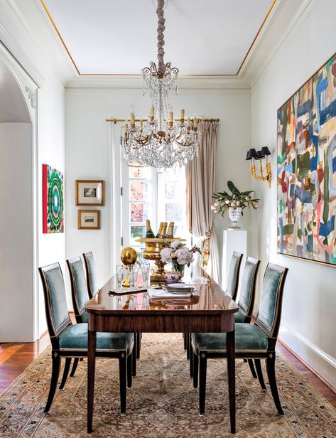 A proportional Hepplewhite-style table—crafted from a single board of mahogany by Art Welling of The Traditionalist in Taylors, South Carolina—helps to maximize the home’s narrow dining room. A large contemporary painting by Peter Sullivan, from McClain Gallery in Houston, accents one wall. The gold fillet trim along the ceiling is one of Green’s design trademarks. Villa Lagoon Tile, Sleek Coffee Table, Cinder Block Walls, Mahogany Dining Table, Cozy Breakfast Nook, Luxurious Home, Architecture Home, Luxe Interiors, Interior Design Magazine