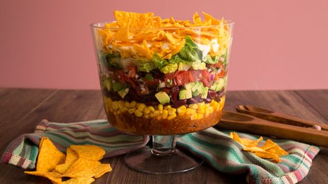 Dieser Nacho-Salat mit würzigem Hackfleisch, Avocado und selbstgemachter Tomaten-Salsa wird der Star auf deiner Grillparty! Probier’s unbedingt mal aus! Layer Taco Salad, Nacho Salat, Layered Taco Salad, Layered Taco Salads, Layered Taco, Black Beans And Rice, Crowd Pleasing Recipes, Superbowl Party Food, Taco Salad