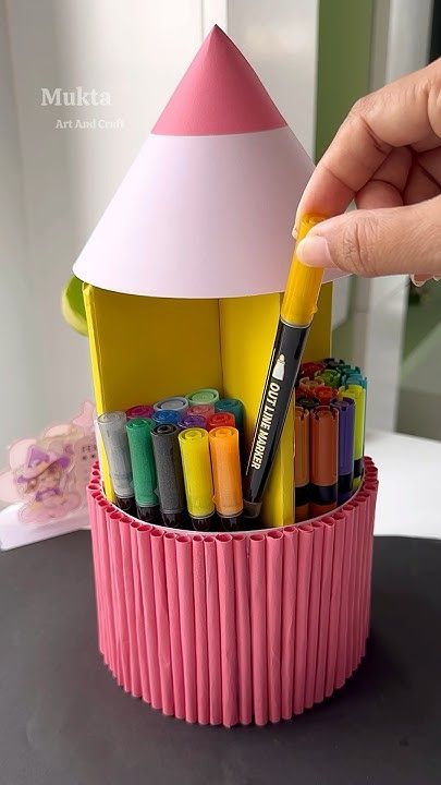 Diy Pen Stand Ideas, Pen Stand Ideas, Pen Container Diy, Pen Stand Craft, Pencil Cup Diy, Pen Stand Diy, Paper Pen Stand, Pencil Holder Diy, Diy Pen Stand