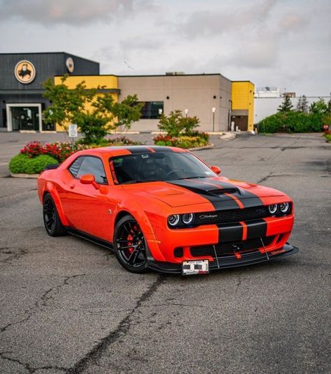 Nice color #challenger #charger #stripes #dodge #mopar #srt #scatpack #hellcat #decals #stance #americanmuscle #challengerfam #challengernation #moparornocar #dodgechallenger #challengersrt Doge Challenger, Compass Wallpaper, Dodge Charger Models, Hellcat Srt, 2018 Dodge Challenger Srt, Dodge Challenger Sxt, Toyota Gr Supra, Challenger Srt8, Charger Hellcat