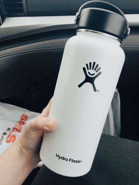 😍😍❤️ White Hydroflask Aesthetic, Peyton Core, Hydro Painting, Flask Art, Back To School List, Hydro Flask Bottle, Dark Cottage Core, Flask Design, Hydro Flask Water Bottle