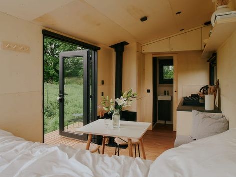 Nordic Tiny House, Smart Tiny House, Tiny Cabins Interiors, Small Condo Decorating, Boutique Hotel Room, Off Grid Tiny House, Tiny House Interior Design, Desks For Small Spaces, Tiny Cabins