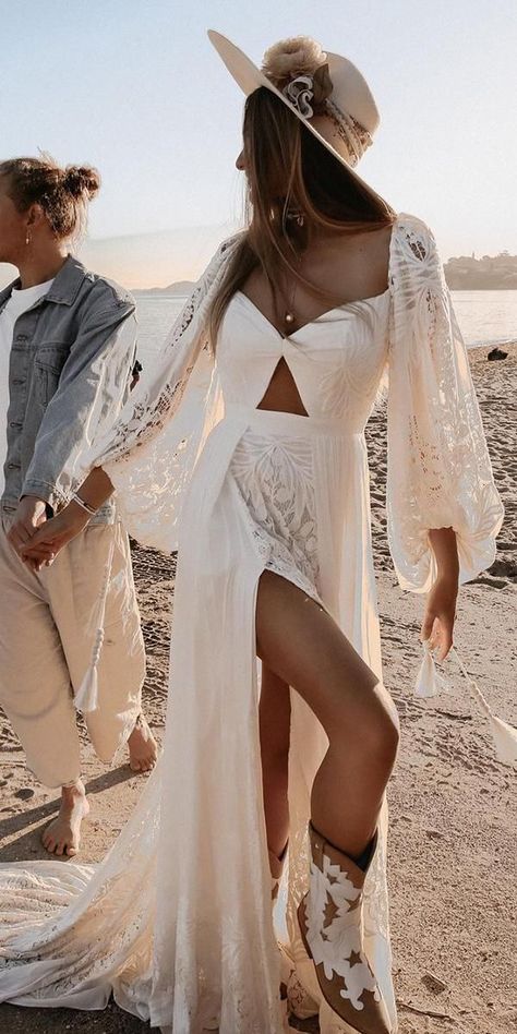 Wedding Dresses With Sleeves Boho, Boho Wedding Dresses With Sleeves, Dresses With Sleeves Wedding, Look Hippie Chic, Sleeves Wedding Dresses, Boho Wedding Dresses, Cowgirl Wedding, Look Boho Chic, Wedding Dress Guide