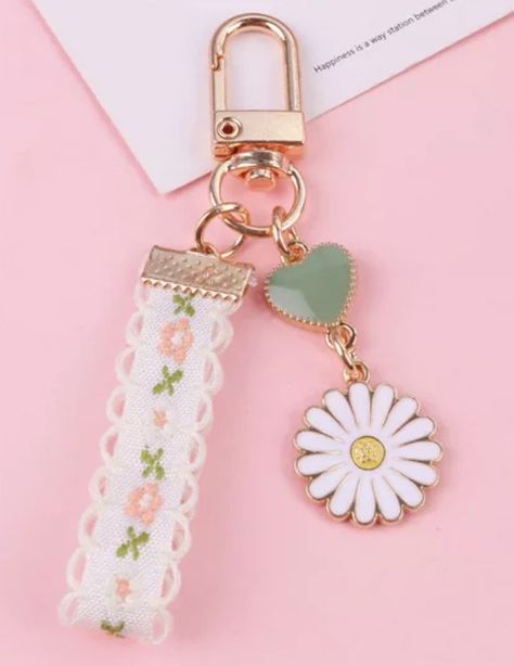 Daisy Keychain, Flower Keychain, Handmade Keychains, Letter Bag, Unique Keychains, Headphone Case, Kids' Bag, Bead Charms Diy, Keychain Design