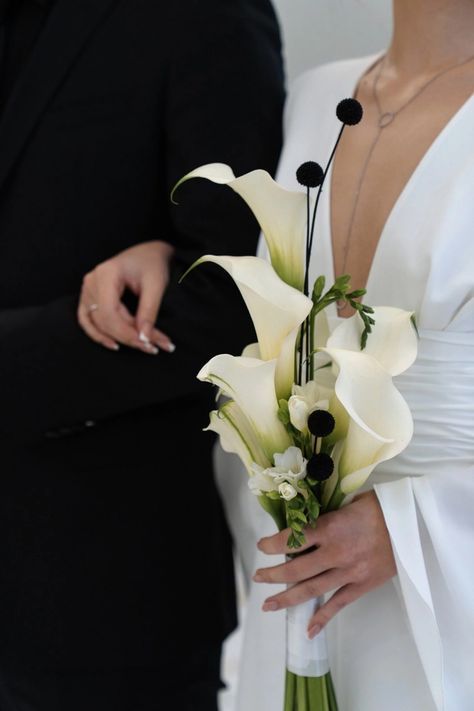 Honeysuckle Wedding Flowers, Cala Lily And White Roses Bouquet, Cascading Calla Lily Bouquet, Wedding Bouquet Idea, Timeless Bouquet Wedding, Classy Elegant Wedding Bridal Bouquets, Neutral Bridal Bouquet With Greenery, Soft Tropical Wedding, Cala Lilly Wedding Bouquet White