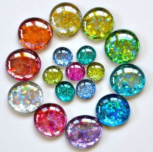 Mesmerizing Magnets look like they're challenging, but they're really simple kids' crafts. These would be great for holding up artwork and grades on the fridge! Glitter Magnets, Diy Crafts For Teens, Gem Crafts, Gem Art, Diy Glitter, Vbs Crafts, Glitter Crafts, Decoration Originale, Glitter Diy