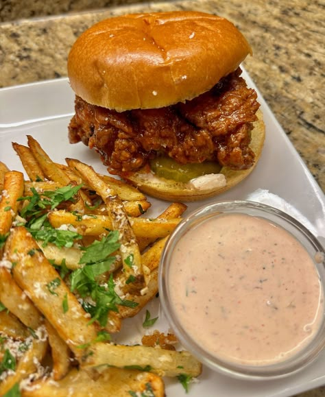 Spicy honey fried chicken sandwich — Keyan's Kitchen Yummy Food Chicken, Chicken Sandwich Aesthetic, Fried Chicken Aesthetic, Honey Fried Chicken Recipe, Fried Chicken Sandwich Recipe, Honey Fried Chicken, Spicy Fried Chicken, Chicken Sandwich Recipes, Fried Chicken Sandwich