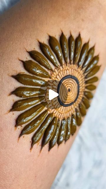 Bold Mehndi Design, New Trending Mehndi Designs, Henna Sunflower, Bold Mehndi Designs, Trending Mehandi Designs, Sunflower Henna, Simple Henna Designs Palm, Draw Henna, Mehandi Designs For Kids