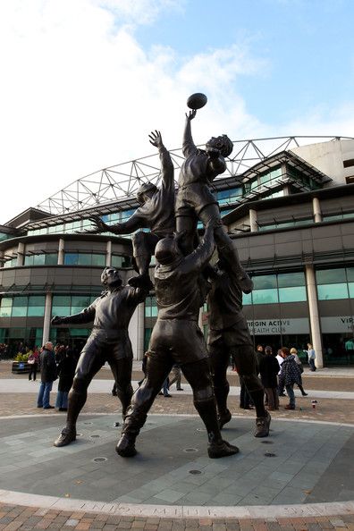 Statue at Rugby Road. (Twickenham stadium) Rugby Rules, Rugby Stadium, Rugby Art, Rugby Girls, Twickenham Stadium, English Rugby, Irish Rugby, Rugby Games, Sports Players