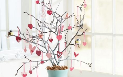 Tree of Hearts Work Luncheon Ideas, Spray Painting Metal, Arts And Crafts Gift Ideas, Bud Vase Flowers, Printable Love Coupons, Creative Gift Wrapping Ideas, Spray Paint Projects, Heart Backdrop, Valentines Day Diy