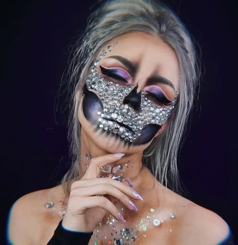 GORGEOUS Halloween Makeup Glam Skull Halloween Makeup Glam, Halloween Skeleton Makeup, Glam Skull, Halloween Makeup Witch, Glam Ideas, Jewel Makeup, Holloween Makeup, Monster Makeup, Crystal Makeup