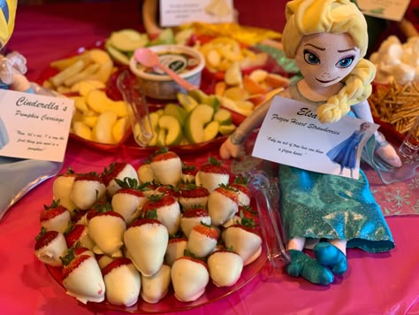 Disney princess parry Disney Princess Birthday Party Food, Princess Themed Food, Disney Princess Food, Princess Birthday Party Food, Heart Strawberries, Royal Fiveness, Princess Party Food, Princess Food, Disney Dinner