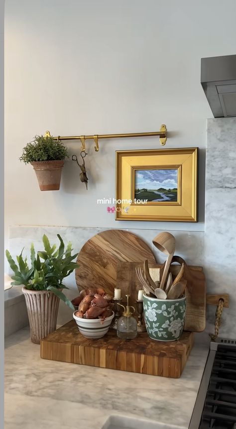 Arched Built In Shelves, Nancy Meyer Kitchen, Kitchen Inspo Apartment, Nancy Meyers Kitchen, Kitchen Console, Earthy Home, Nancy Meyers, Kitchen Counter Decor, Interiors Dream