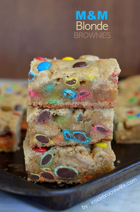 M&M Blonde Brownies - easy and delicious blonde brownies filled with lots of M&M candies Blonde Brownies, Resep Brownies, Easter Dessert, Eat Dessert First, Party Desserts, Yummy Sweets, How Sweet Eats, Eat Dessert, Sweets Desserts