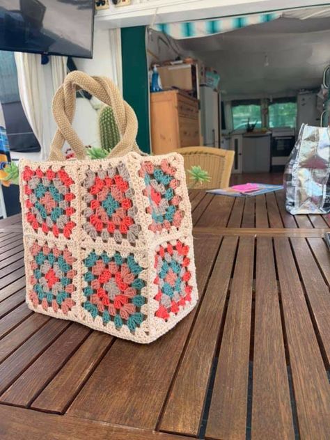 Corak Krusye, Sac Granny Square, Crochet Boho Bag, Sac Diy, Mode Crochet, Granny Square Bag, Crochet Handbags Patterns, Crochet Tote Bag, Crochet Tote