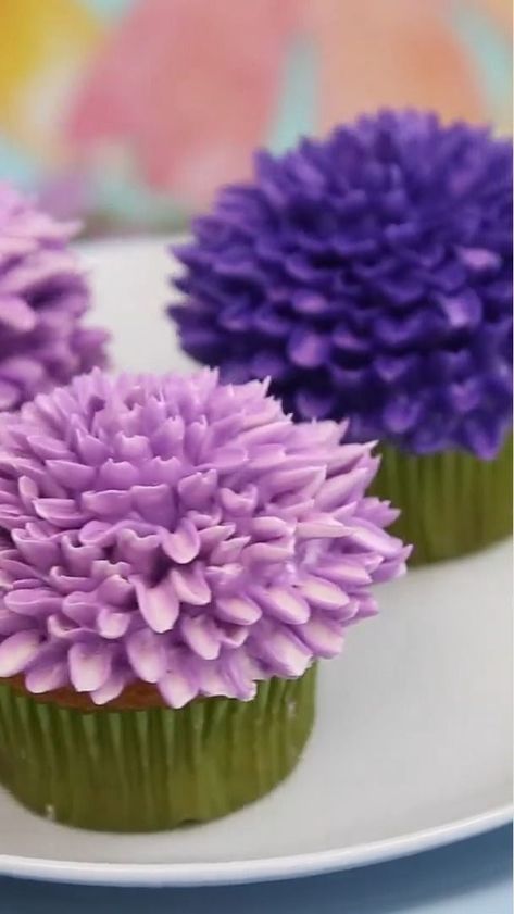 Dahlia Cupcakes - the embodiment of spring!💜💜💜 You can make these delicate cupcakes at home by filling a piping bag with your favorite color and flavor of frosting. After swirling a dab of frosting in the center of the cupcake, use Wilton Tip #81 in short upward bursts to create the petals. Continue adding petals until the entire surface is covered. These would be perfect for a bridal or baby shower, tea party or garden party. #sugarhero #dahliacupcakes #flowercupcakes #bridalshower #babysh Dahlia Cookies, Dahlia Cupcakes, Baby Shower Tea Party, Cupcake Piping, Wilton Tips, Spring Cupcakes, Frosting Tips, Bakery Ideas, Baby Shower Tea