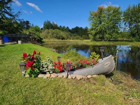 Old canoe flower bed - cut in half, partially buried Old Canoe Ideas Backyards, Canoe Planter Ideas, Canoe Garden Ideas, Canoe Flower Bed, Old Canoe Ideas, Boat Flower Bed, Canoe Bed, Canoe Garden, Canoe Planter