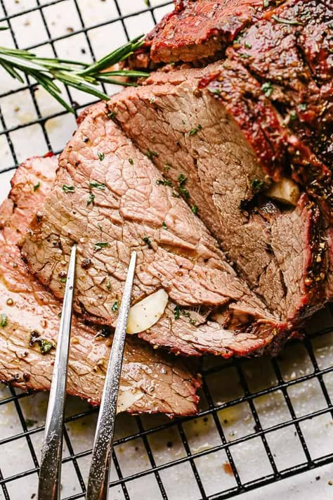 Easy Roast Beef Recipe, Best Roast Beef Recipe, Roast Beef Recipe, Low Carb Holiday Recipes, Best Roast Beef, Roast Beef Dinner, Cooking Roast Beef, Sliced Roast Beef, Easy Thanksgiving Recipes