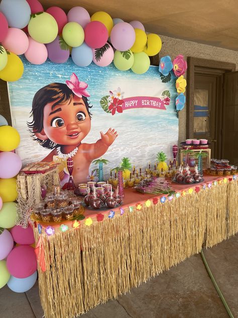 Moana Center Piece Ideas, Baby Moana Birthday Party Decorations, Moana Baby Shower Theme, Baby Moana Birthday Cake, Baby Moana Birthday Party Ideas, Moana Dessert Table, Moana Birthday Party Ideas Decoration, Moana Centerpieces Ideas, Baby Moana Cake