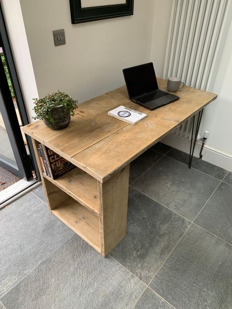 Scaffold Board Table, Diy Wooden Desk, Homemade Desk, Build A Desk, Diy Office Desk, Urban Rooms, Diy Furniture Building, Handmade Desks, Snug Room