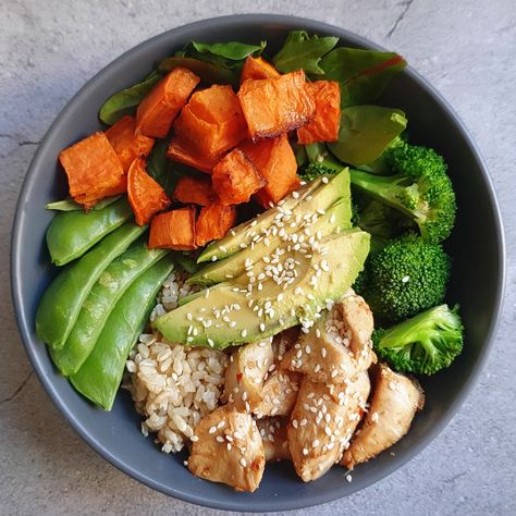 Looks delish!! Healthy Mummy Cassandra made the Protein Packed Chicken and Avocado Macro Bowl! 🥑😋  Cassandra: "When your lunch is a solid 10 outta 10!!"  Check out this tasty recipe here: Eat Nutritious Food, Bowl Prep Meals, Wellness Bowls, Macro Bowl Recipe, Nutrition Bowl, Nutritious Dinner Recipes, Wellness Bowl, Healthy Nutritious Meals, Nurse Lunch