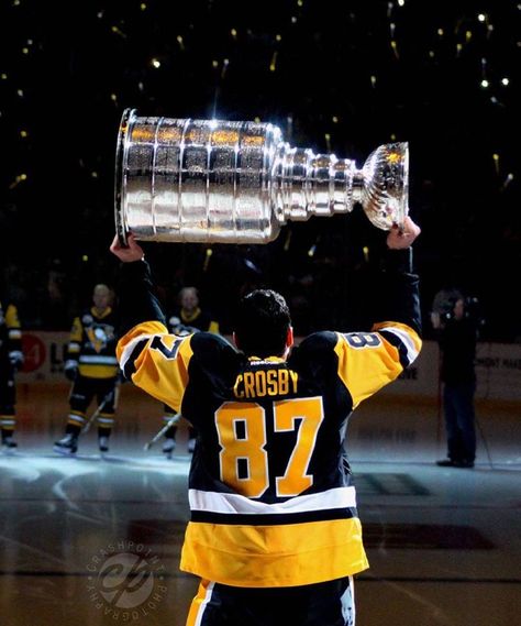 The Captain and his Cup Sydney Crosby, Hockey Photography, Nhl Hockey Teams, Nhl Wallpaper, Hockey Rules, Hockey Baby, Pittsburgh Penguins Hockey, Sidney Crosby, Penguins Hockey