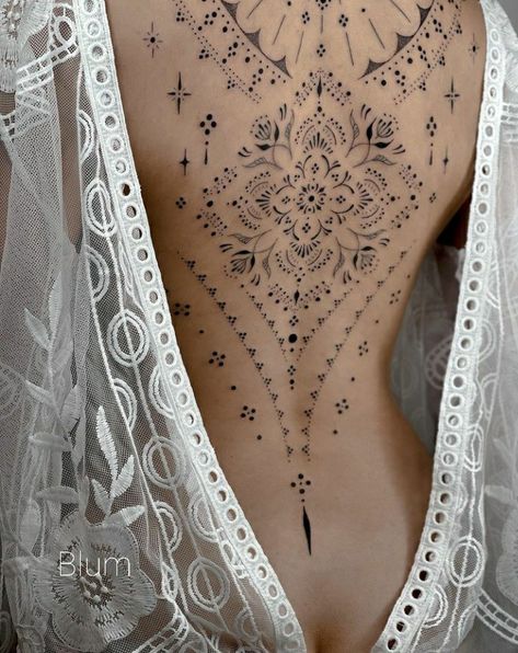 Tato Henna, Back Tattoo Women, Spine Tattoos, Henna Tattoo Designs, Elegant Tattoos, Back Tattoos, Feminine Tattoos, Dope Tattoos, Creative Tattoos