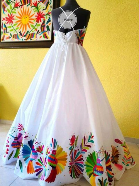 Fabric Painting On Chaniya Choli, Fabric Painting Chaniya Choli, Otomi Embroidery, Saree Painting Designs, Fabric Paint Diy, Painted Clothes Diy, Navratri Dress, Painting On Clothes, Saree Painting